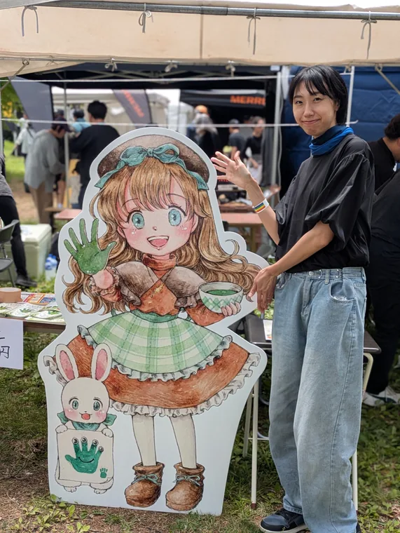 「ミリ」ちゃんの手形パネルと出展メンバー